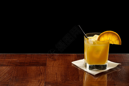 一杯短的新鲜橙子汁图片