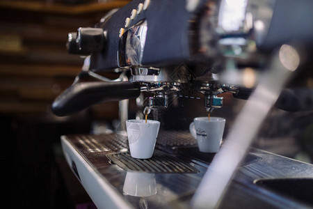 咖啡机制作浓缩咖啡图片