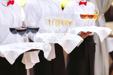 招待客人喝着酒精饮料香槟红酒图片
