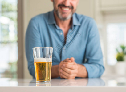 中年男子喝啤酒图片