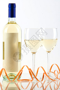 瓶白葡萄酒和杯图片