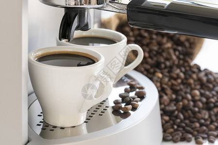 咖啡机满两个咖啡杯图片