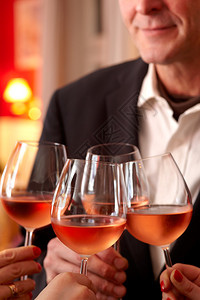 四杯红酒在庆祝或活动上以祝图片