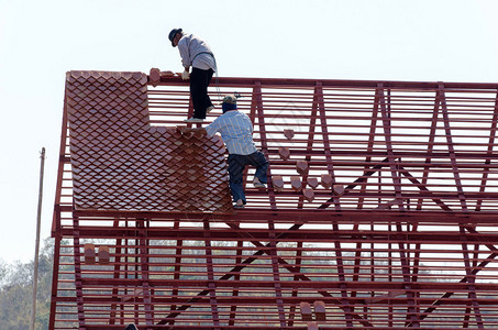 建筑住宅建筑屋顶上的结构钢图片