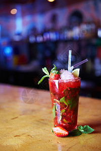 草莓和冰块玻璃杯中的草莓鸡尾酒图片