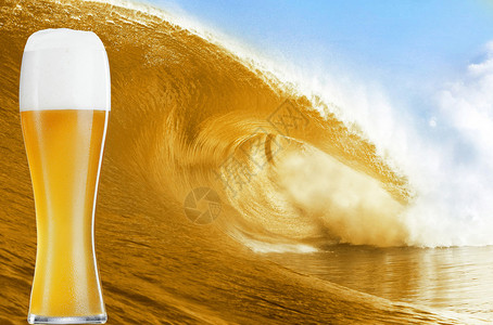 啤酒大浪上的金色啤酒杯背景图片