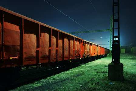 老火车厢在晚上图片