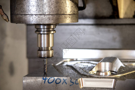 用固体半径端磨粉工具切割铸模部分的CNC碾磨机Mo图片