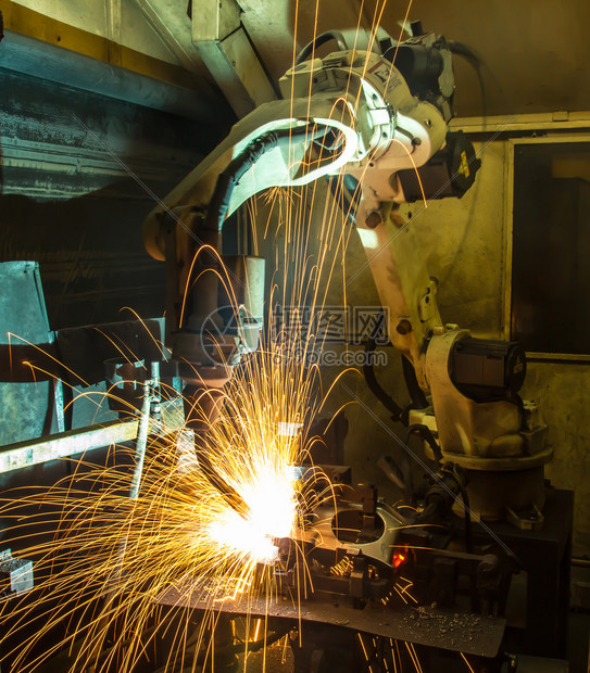 汽车生产厂的机器人焊接运动图片