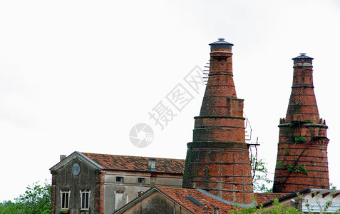 工业遗址有一座历史建筑和旧的红砖炉图片