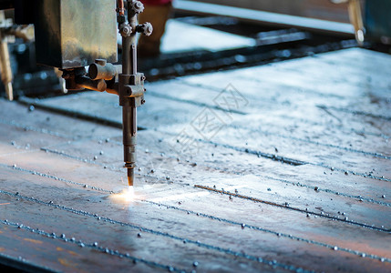 带火花的平板金属钢材料工业激光切割图片
