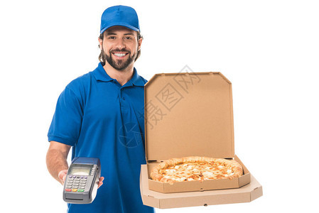 带着披萨的快乐递员在箱子和付款终端中拿着比萨饼图片