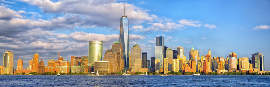 纽约日落前的曼哈顿下城天际线全景图片