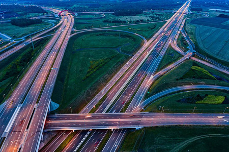 高速公路交界处夜间交通的鸟瞰图波兰西里图片