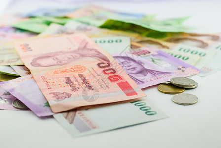 许多面额的泰国货币纸和硬币图片
