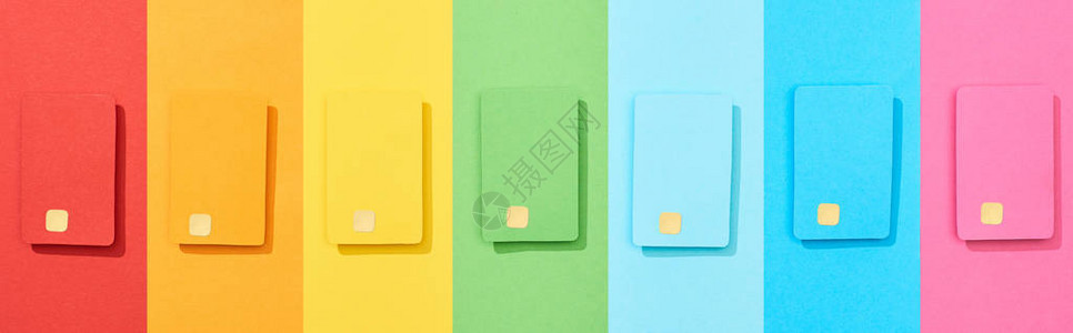 彩虹背景上多色空信用卡的顶部视背景图片