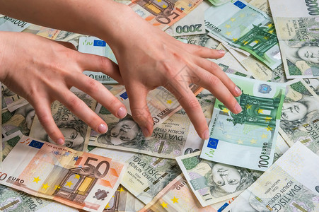 小气手拿捷克和欧元钱背景图片