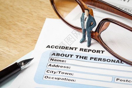 意外事故报告申请表和有笔和眼镜商业保险和风险概念的商人图片
