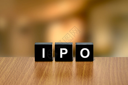 在模糊的黑块上公开提供IPO或图片