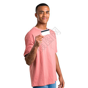 持有孤立的白种背景信用卡的非洲青年男子图片
