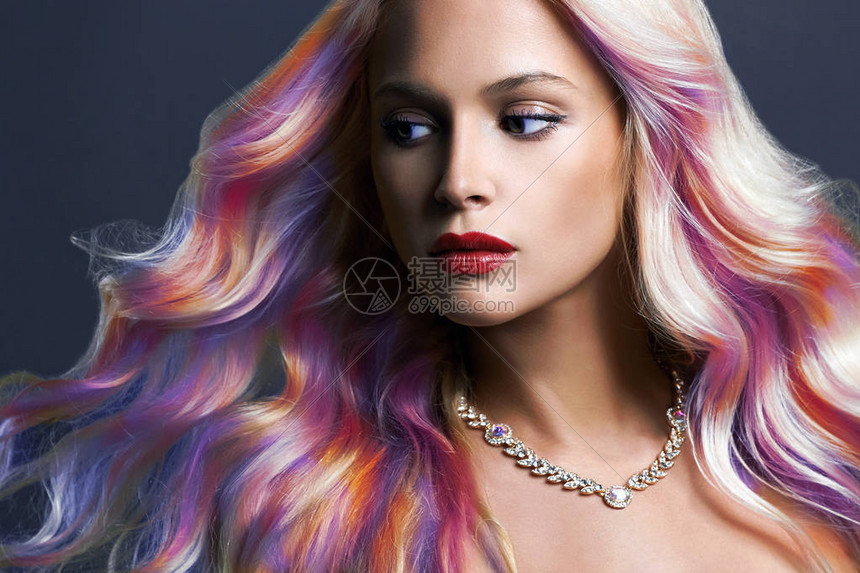 彩虹发型美时装和彩色Dyed毛发的美图片