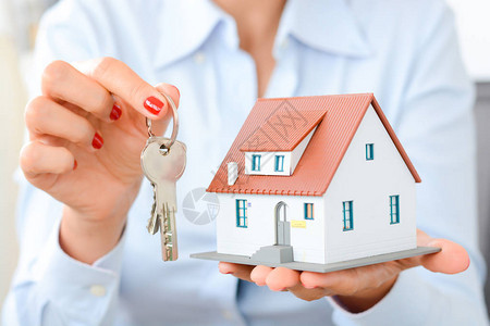 房地产经纪人将财产或新家用钥匙交给客户图片