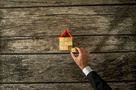房地产或保险代理人用木块建造房屋的俯视图图片