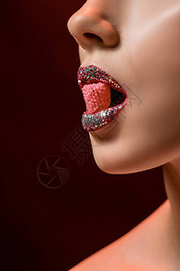勃艮第背景中嘴唇发亮的年轻女子嘴里含着粉红图片