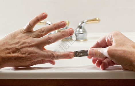 手掌上的指甲剪在浴室水槽上图片