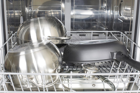 洗涤和干燥后洗碗机中的炊具背景图片