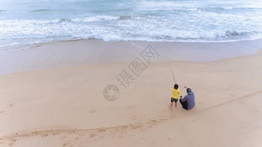 空中父子在泰国南部热带海滩的海背景图片