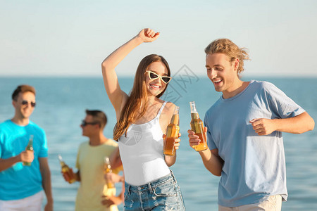 在海滩上喝啤酒的朋友图片