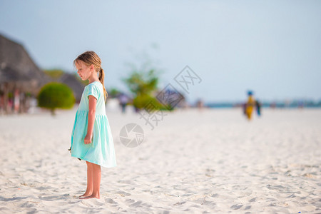 海滩暑假的小可爱女孩图片