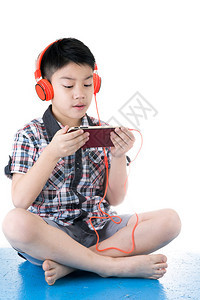 亚洲男孩耳机和Whith背景的手图片