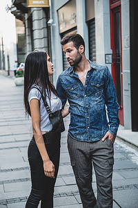 情侣在城市里散步交谈和图片