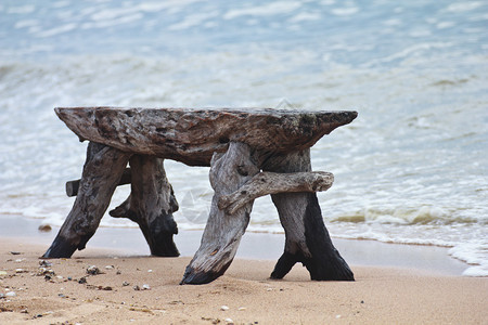 在海前面的长木凳图片