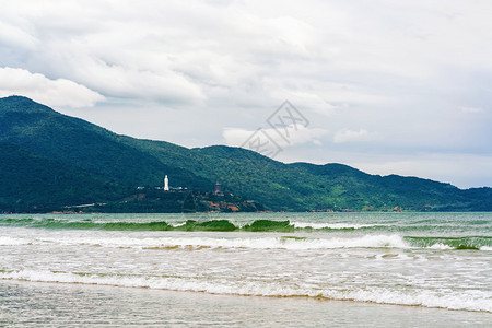 越南岘港海滩的海浪它也被称为NonNuoc海滩背景是南图片