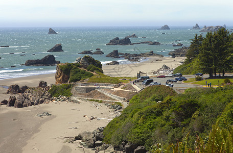 俄勒冈州海岸岩石海滩和亚卡特斯山庄图片