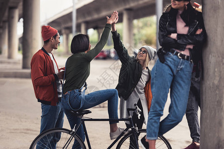年轻时尚青年群体与老式自行车在户外共度时间的年青时图片