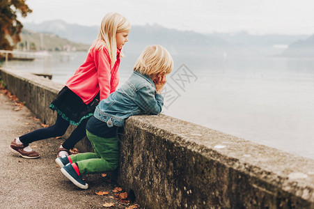 两个有趣的孩子在日内瓦湖旁边享受愉快温暖的秋天小兄弟和大姐在外共度时图片