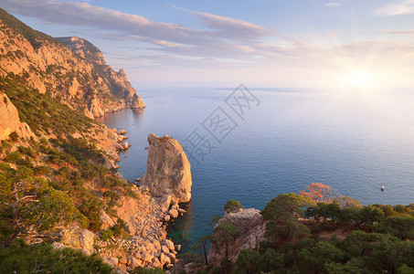 夏季景观与海边的岩石海岸图片