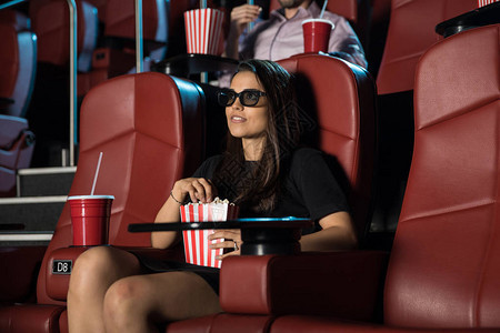 年轻女子独自坐在电影院看3D电影带爆图片