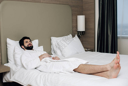 穿着浴袍的帅男在酒店图片