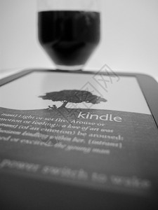 kindle电子阅读器和一杯酒图片