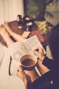 拿着大杯茶水的女人在图片