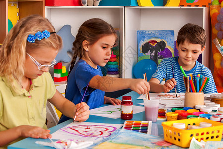 小学生在艺术学校课上画孩子在桌子上用颜料画幼儿园里的男孩和女孩绘画教育培养孩子的创造能力最好图片