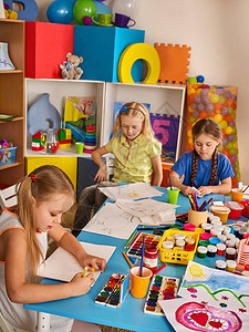小学生在艺术学校课上画孩子在桌子上用颜料画幼儿园的女孩绘画教育培养孩子的创造能力最好的爱图片