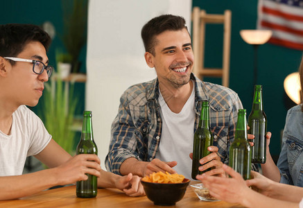 一群快乐的朋友在酒吧喝啤酒图片