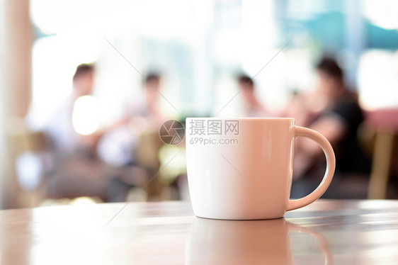 咖啡杯放在桌子上咖啡店里图片