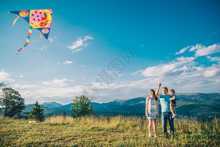 让风筝以背景在山上飞翔整个家庭图片